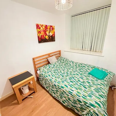 Breezy Little Double Bed - Apartment Bradford (West Yorkshire)